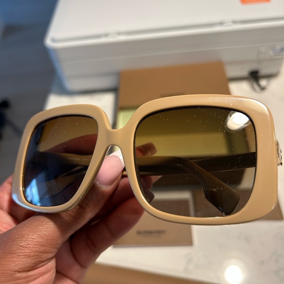 Burberry sunglasses - Picture 7 of 8